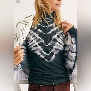 We The Free Black and White Tie-Dye Long Sleeve Psychedelic Top Women’s Large